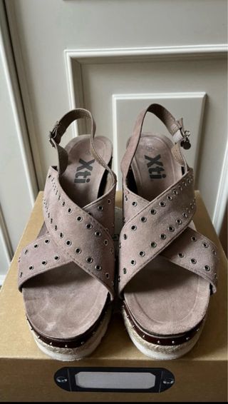 Sandalia cuña tiras beige y marrón