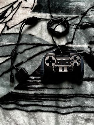 2 Mandos Sony DualShock y 1 Mando THRUSTMASTER PS2