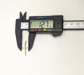 Colgante Cruz de oro de 18k, 0.77 g.