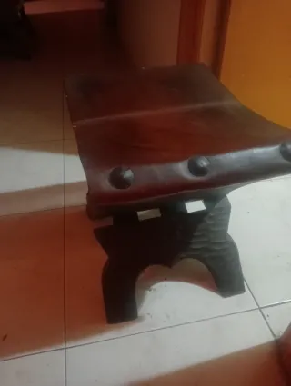 Reposapiés de madera y cuero