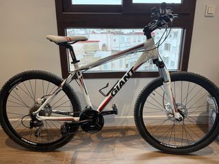 Bicicleta de Montaña Giant Blanca
