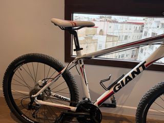 Bicicleta de Montaña Giant Blanca