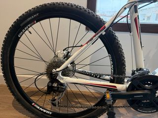 Bicicleta de Montaña Giant Blanca