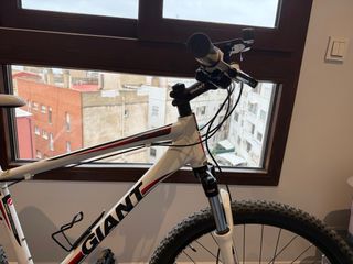 Bicicleta de Montaña Giant Blanca