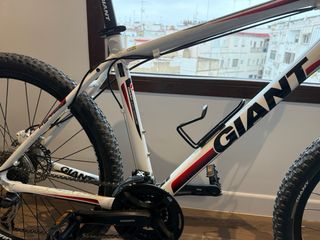 Bicicleta de Montaña Giant Blanca