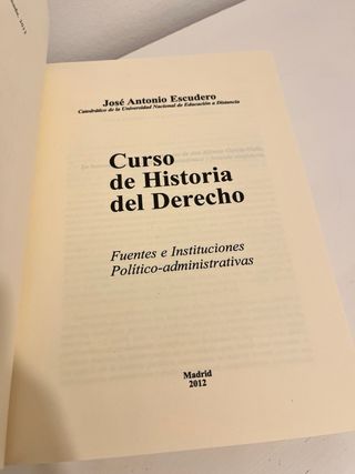 Curso de historia del derecho : fuentes e insti...