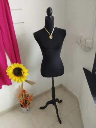 Maniquí de costura negro con collar
