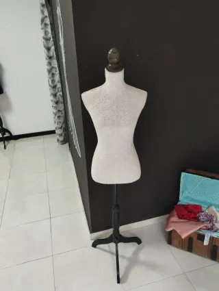Maniquí de costura negro con collar