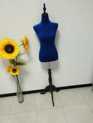 Maniquí de costura negro con collar