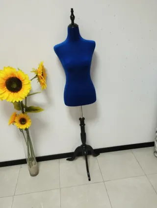 Maniquí de costura negro con collar