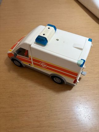 Ambulancia Playmobil con figuras