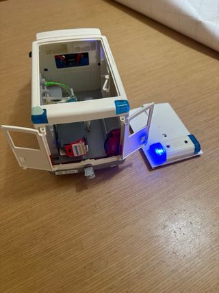 Ambulancia Playmobil con figuras