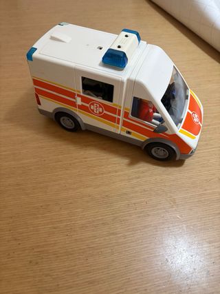 Ambulancia Playmobil con figuras