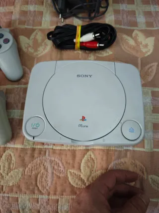 Playstation1 slim+juego+Mandos+(pantalla averiada)
