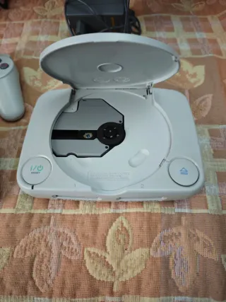 Playstation1 slim+juego+Mandos+(pantalla averiada)