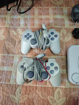 Playstation1 slim+juego+Mandos+(pantalla averiada)