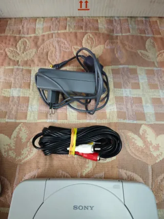 Playstation1 slim+juego+Mandos+(pantalla averiada)