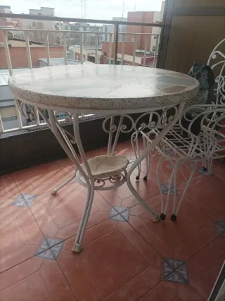 Mesa redonda de piedra y 4 sillas de metal