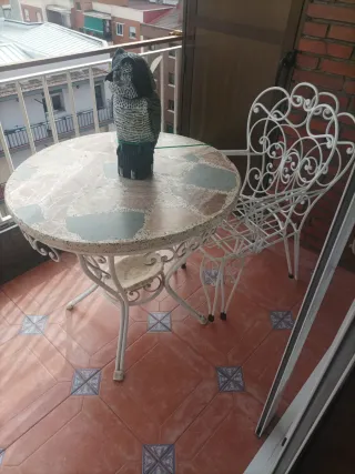 Mesa redonda de piedra y 4 sillas de metal