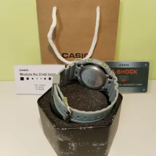 Reloj moderno con diseño elegante