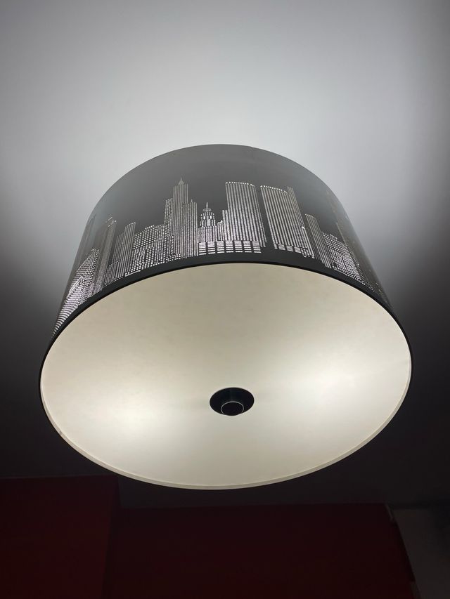 Lámpara colgante diseño ciudad, buen estado