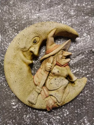 Figura Luna Bruja Colgante Terracota