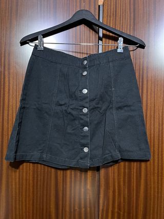 Falda negra con botones