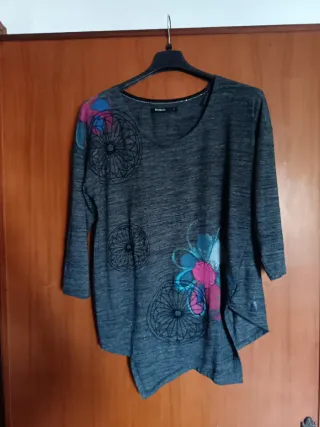 Maglia Desigual manica 3/4 fantasia floreale.