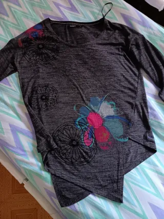 Maglia Desigual manica 3/4 fantasia floreale.