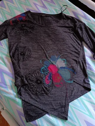 Maglia Desigual manica 3/4 fantasia floreale.