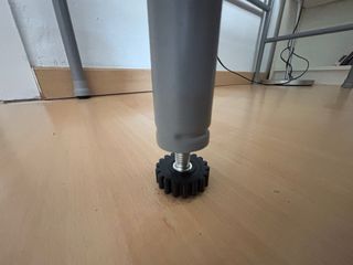 mesa de trabajo IKEA gris con cajón y patas