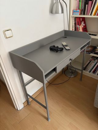 mesa de trabajo IKEA gris con cajón y patas