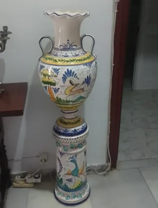 Jarrón de cerámica con pie