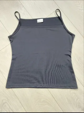 Talla 42 - Blusa Negra con Fajín Síntesis