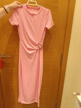 Vestido rosa midi con detalle