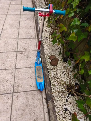 Patinete infantil azul y rojo