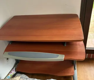 Escritorio de madera con bandeja