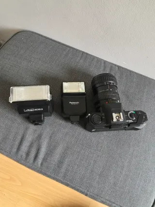 Cámara Pentax P30N con objetivo