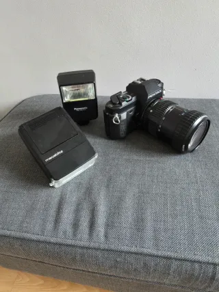 Cámara Pentax P30N con objetivo