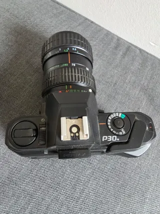 Cámara Pentax P30N con objetivo