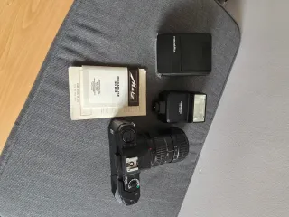 Cámara Pentax P30N con objetivo