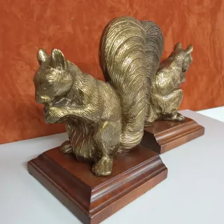 Sujetalibros ardilla latón y madera