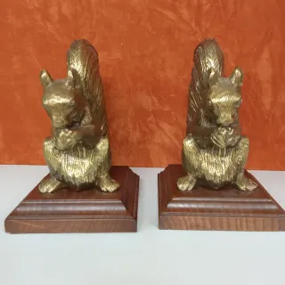 Sujetalibros ardilla latón y madera