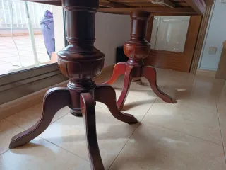 Mesa de salón de madera oscura