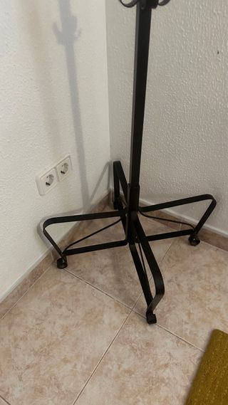 Perchero de pie metálico negro estilo minimalista