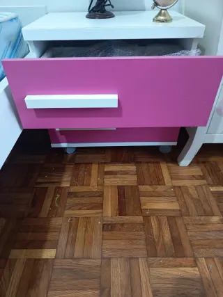 Mesita juvenil blanca y rosa