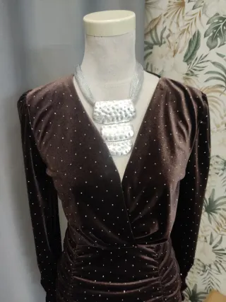 Vestido marrón con brillos