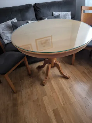 Mesa redonda de madera con sillas