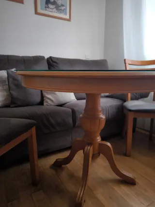 Mesa redonda de madera con sillas