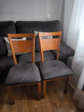 Mesa redonda de madera con sillas